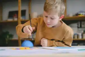 Roue des émotions colorée sur un bureau avec des notes et un stylo