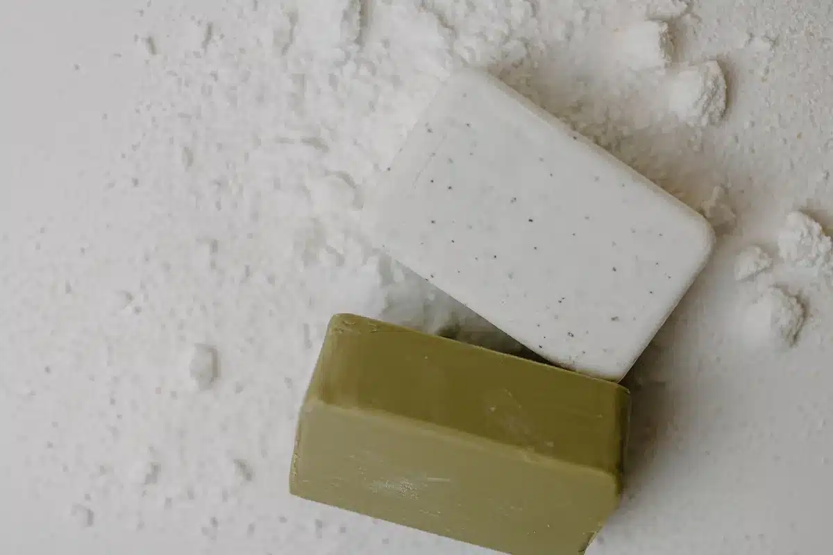 Savons artisanaux avec forme irrégulière et texture riche caractéristiques de la saponification à froid.