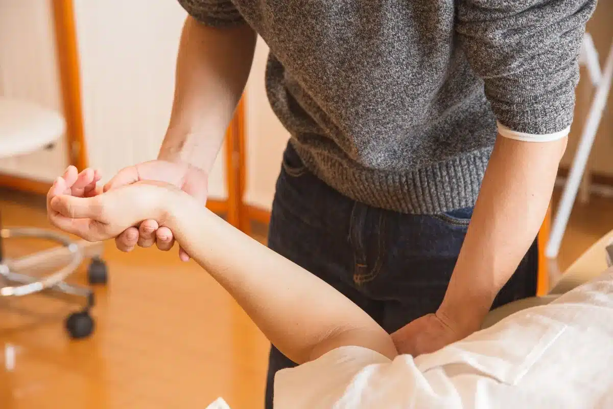 Praticien effectuant une technique manuelle de traitement sur le thorax d'un patient