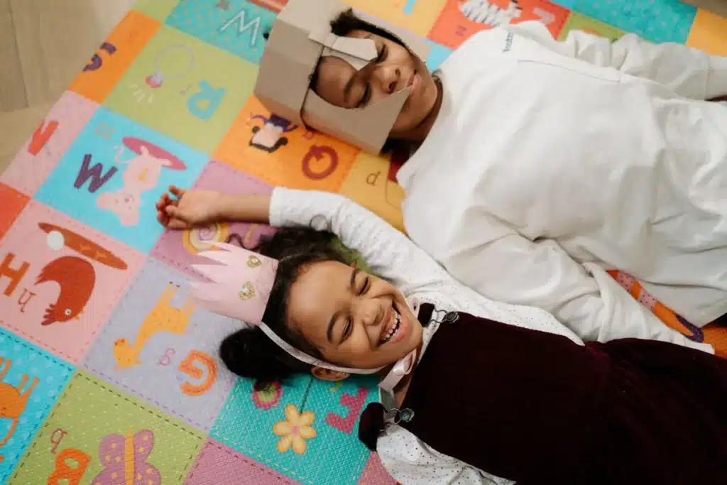 Tapis de mousse coloré dans un salon avec jouets et coussins pour l'éveil de l'enfant