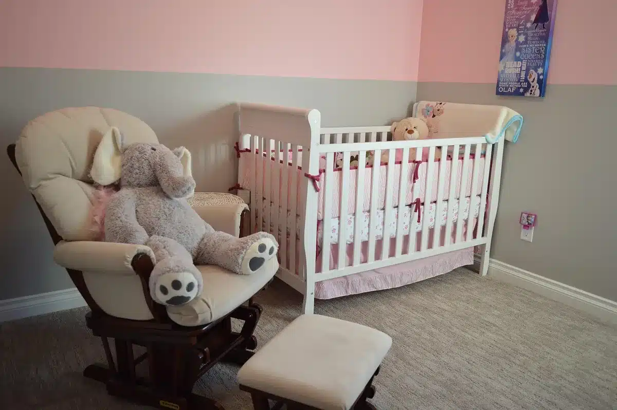 Parent annonçant son entrée dans la chambre d'un enfant
