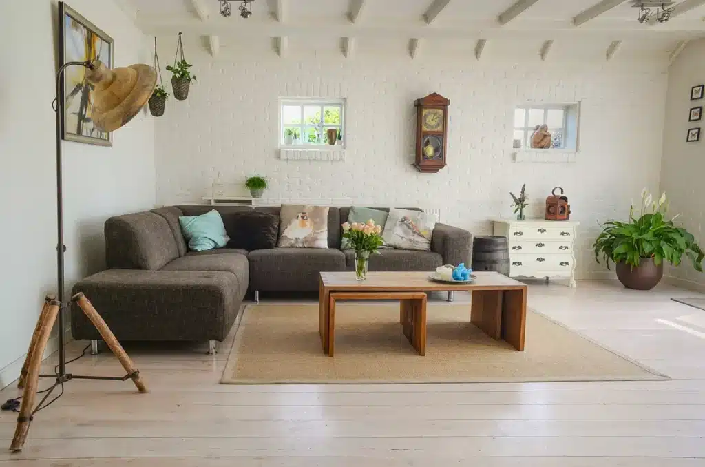 Silhouette ajustant une genouillère et main soutenant l'épaule dans un intérieur neutre