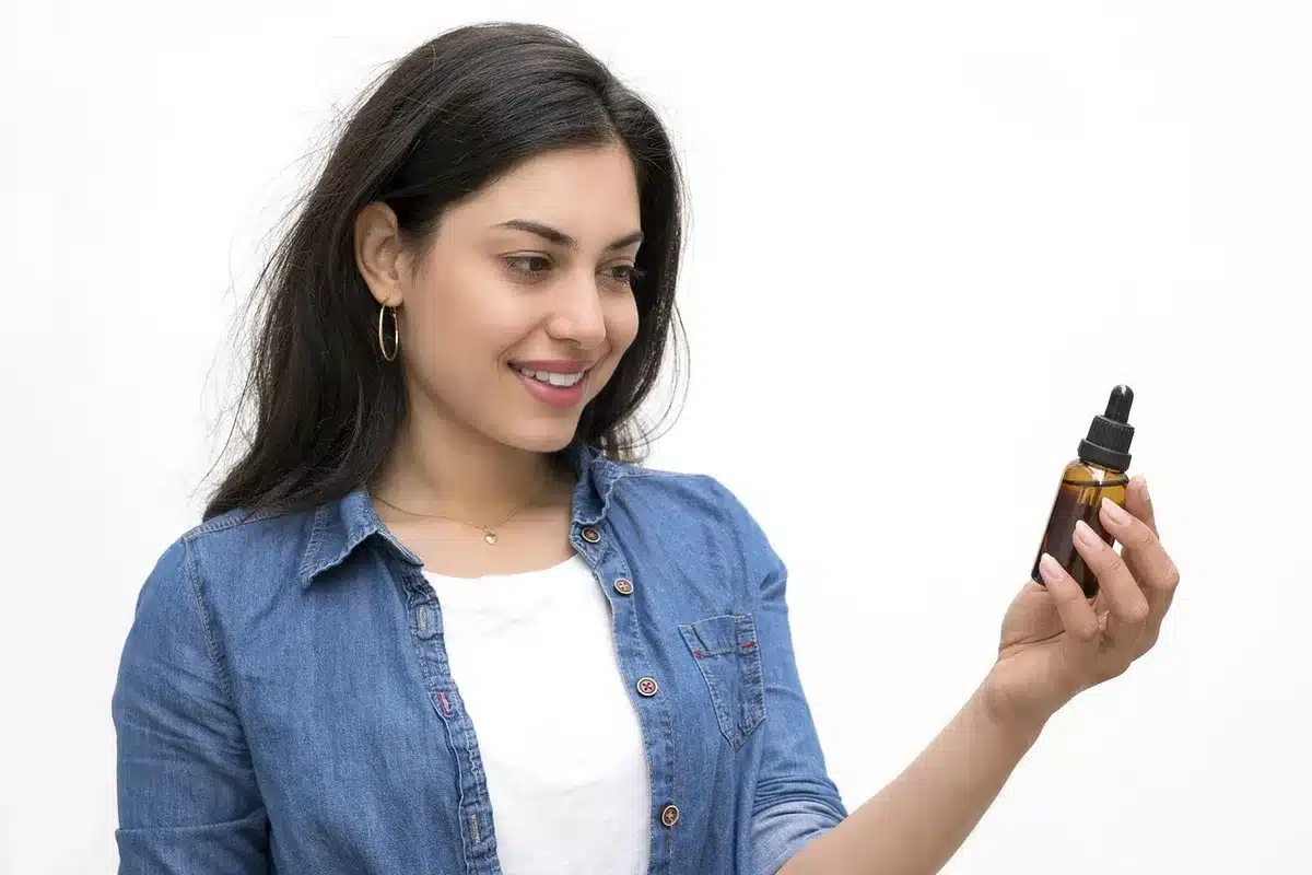 Différentes formes de CBD : fleur, huile en gouttes et vaporisateur