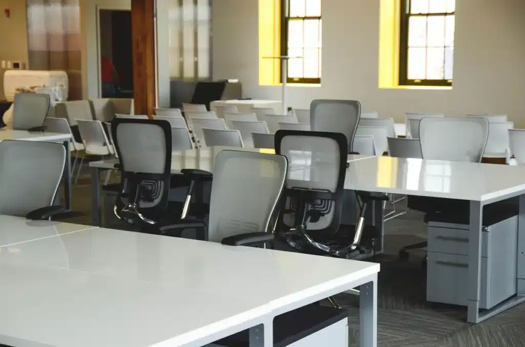 Réunion entre un parent et un responsable scolaire dans un bureau d'établissement
