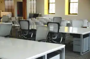 Réunion entre un parent et un responsable scolaire dans un bureau d'établissement