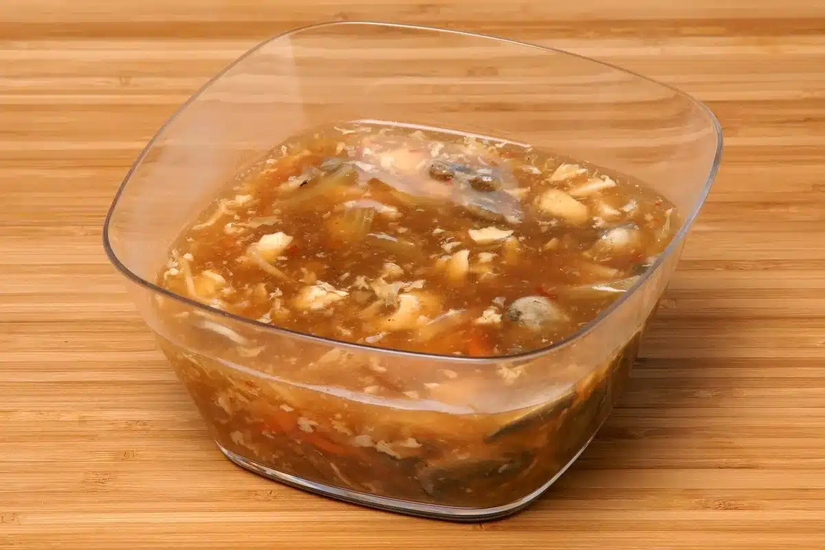Petit bol de soupe lisse avec une petite cuillère adaptée aux enfants