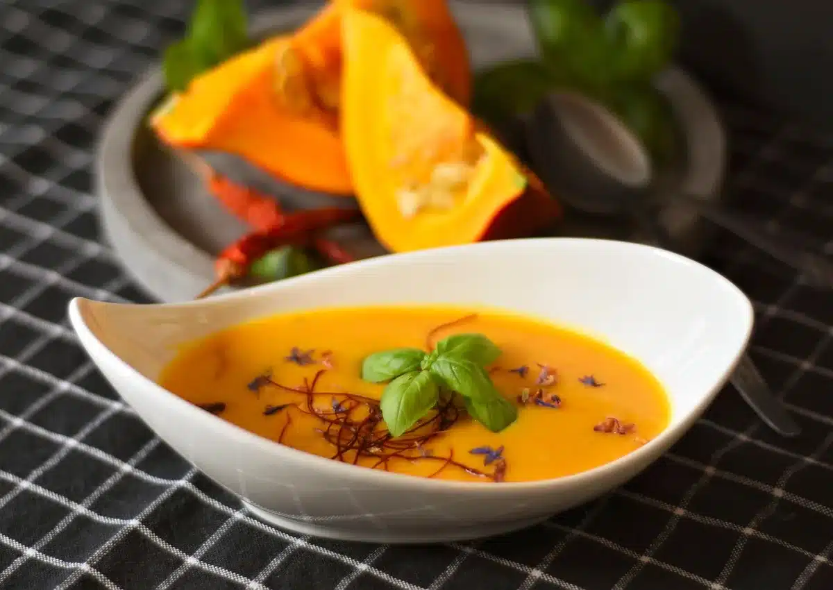 Bol de soupe garni de croûtons et de fines herbes