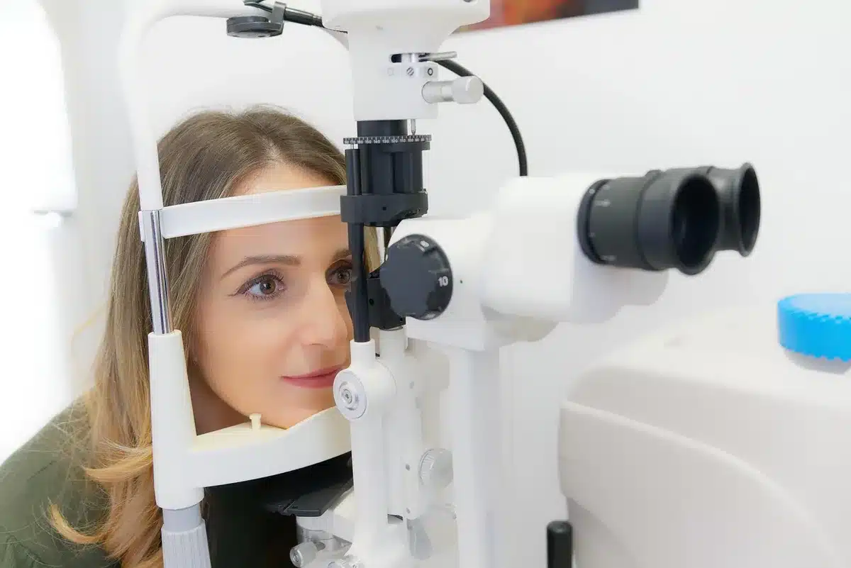 Consultation chez un ophtalmologue avec équipement de test visuel