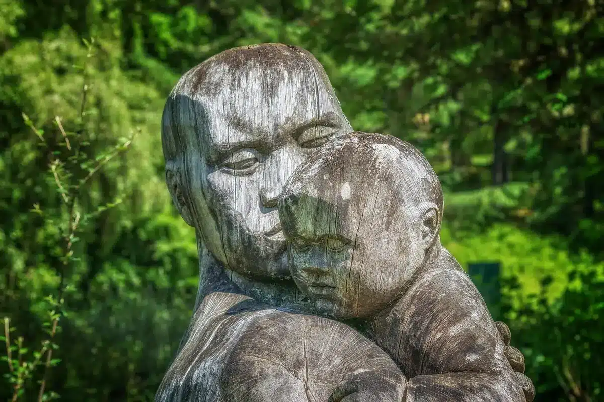 Parent et enfant se réconciliant après un conflit, moment de réparation émotionnelle.