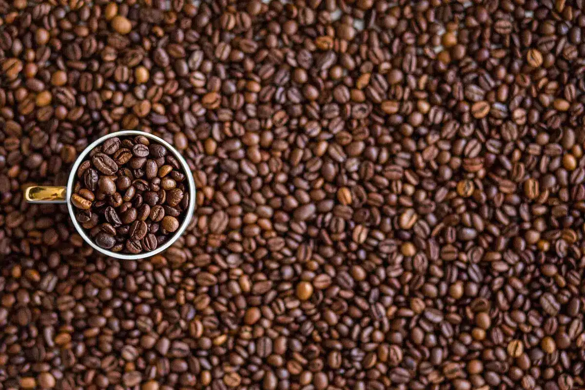 Tout-petit buvant dans une tasse adaptée au réveil