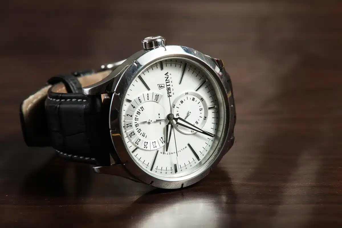 Vue d'un poignet essayant une montre pour vérifier la proportion du boîtier