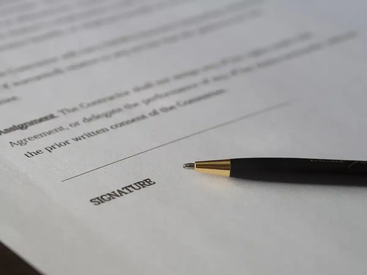 Documents fiscaux et formulaire CESU sur une table