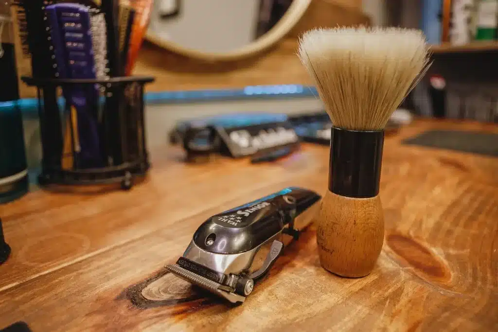 Brosse ronde et sèche-cheveux au-dessus de mèches humides sur serviette