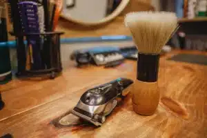 Brosse ronde et sèche-cheveux au-dessus de mèches humides sur serviette