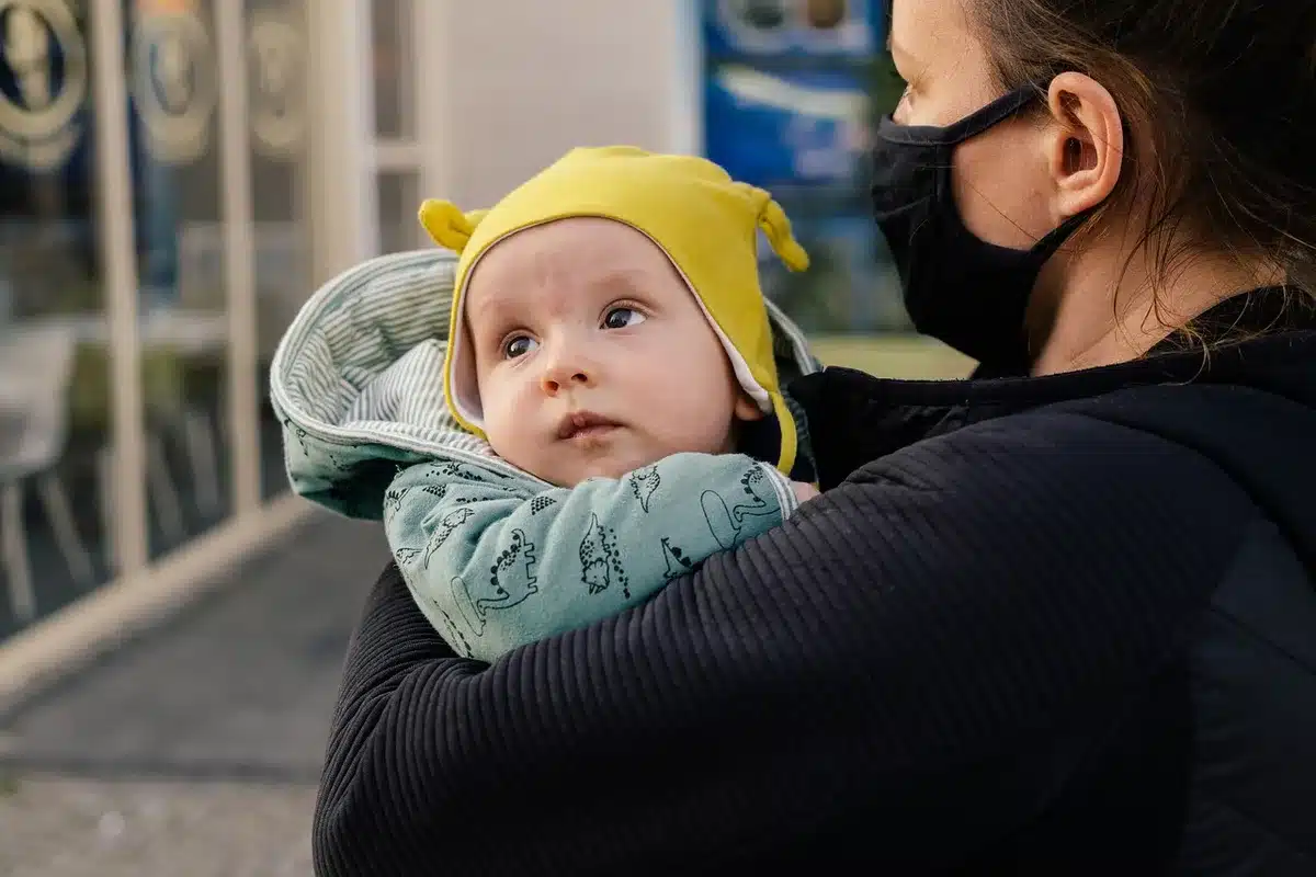 Adulte décrivant calmement une situation à un enfant dans une pièce ensoleillée