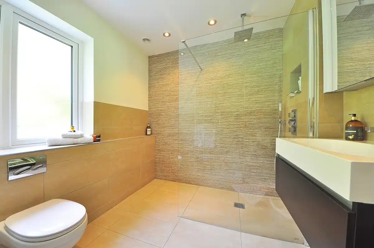 Robinetterie de douche et vapeur légère indiquant chaleur et durée de la douche