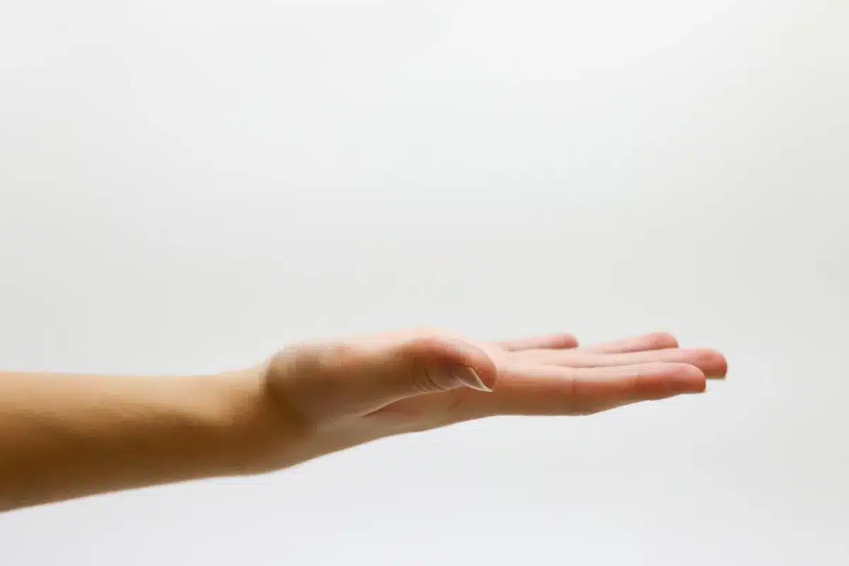 Parent demandant la permission avant de toucher la main d'un enfant