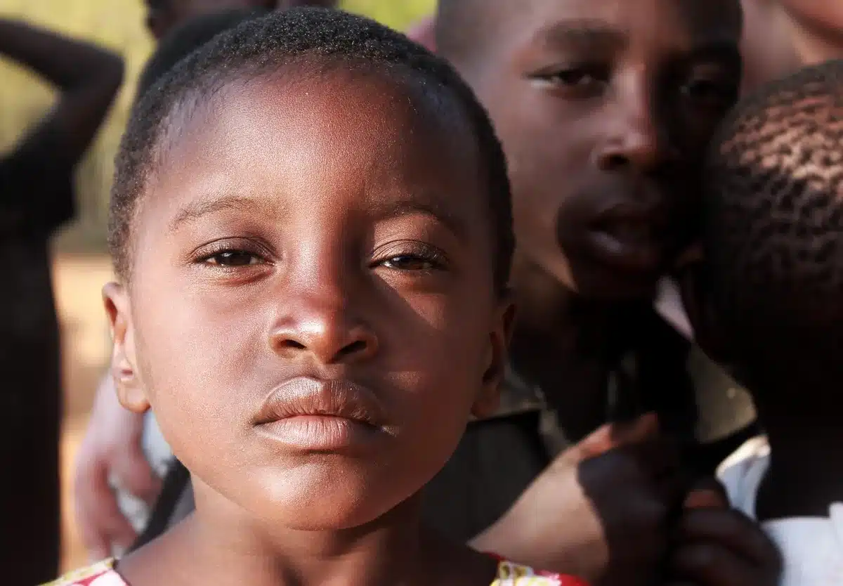 Adulte écoutant attentivement un enfant assis près de lui