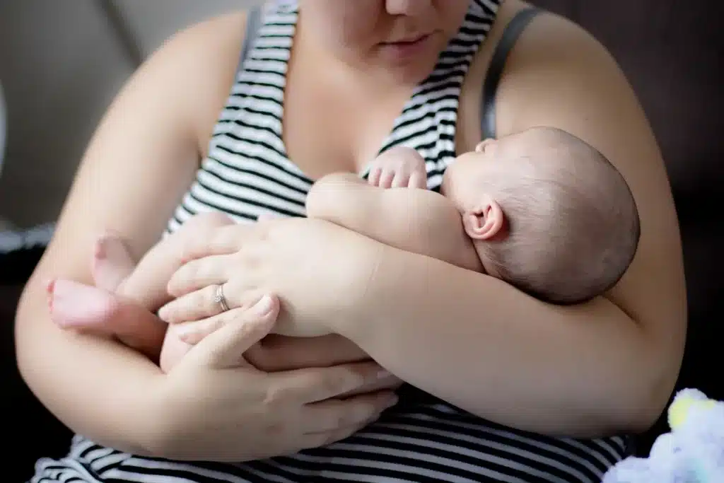 Un enfant travaille sur ses devoirs à un bureau, avec le soutien bienveillant d'un parent.