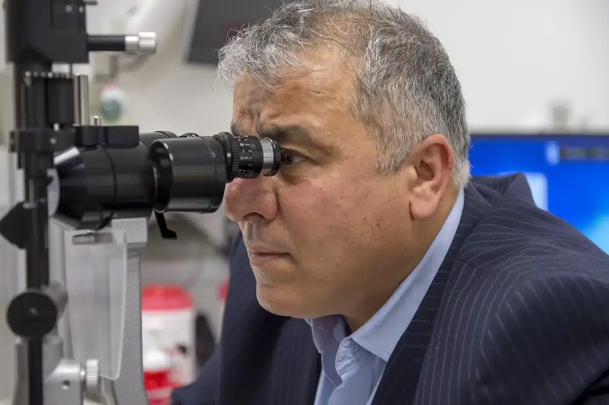 Ophtalmologiste effectuant un examen oculaire détaillé chez un patient