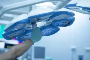 Chirurgien effectuant une intervention de pose d'implant rétinien en salle d'opération spécialisée