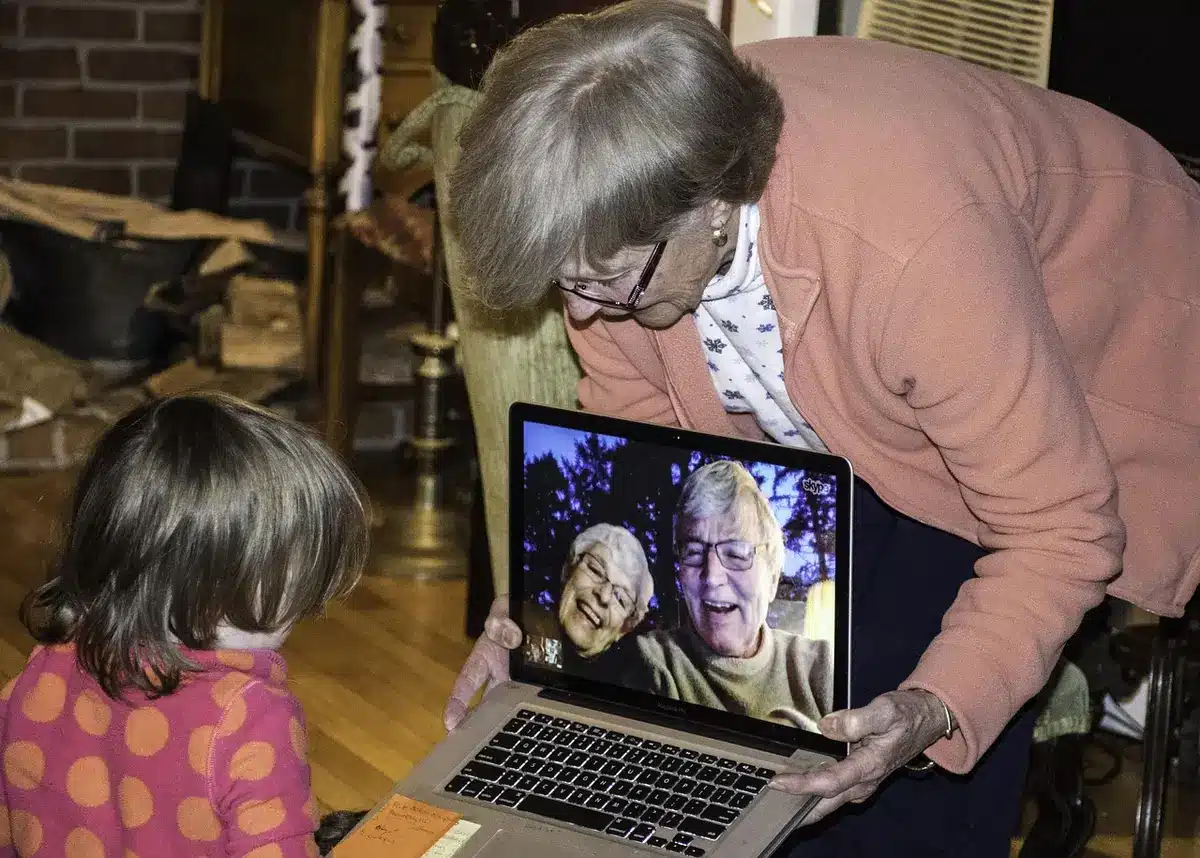 Parents et enfant lors d'un appel vidéo pour préparer la rencontre.