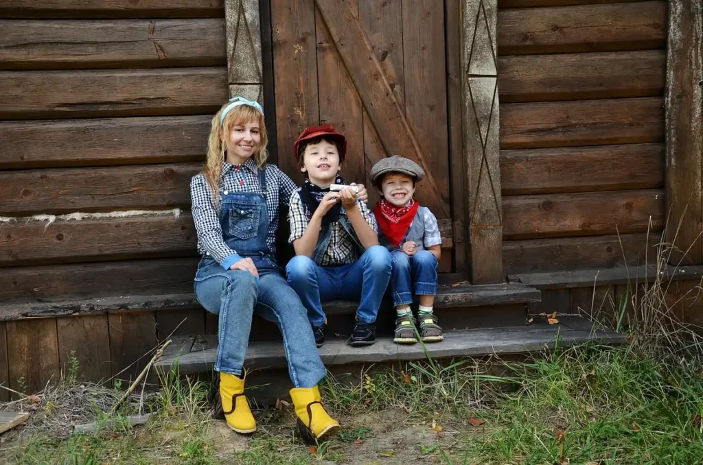 Une enfant et une adulte discutent ensemble dans un cadre détendu et ensoleillé pendant les vacances.