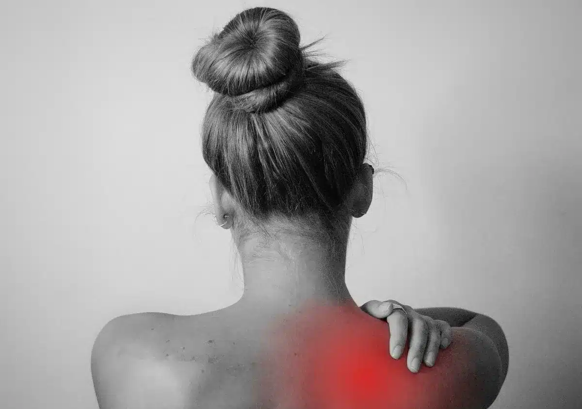 Coureur s'étirant après un effort pour illustrer douleur à chaud vs DOMS