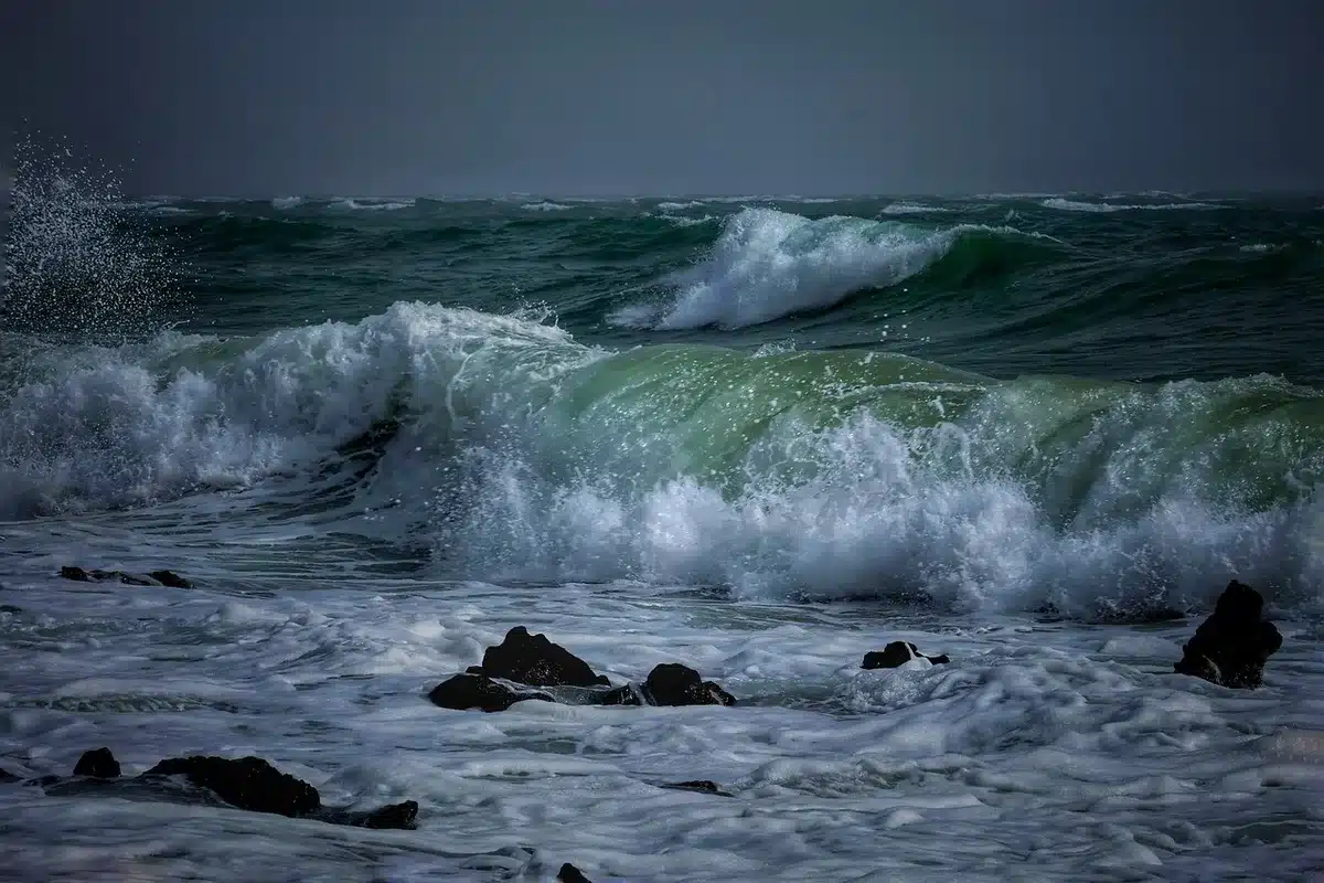 Vagues agitées par le vent créant de la mousse en mer