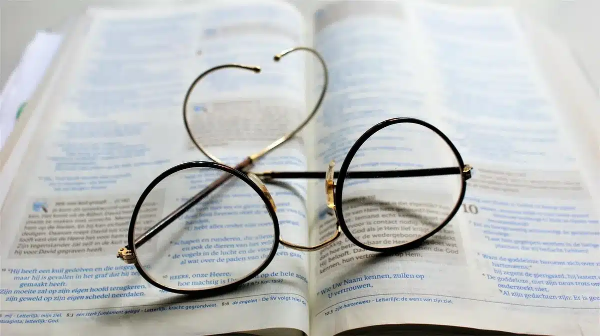 Pile d'articles scientifiques posés sur une table, focus sur titres de recherche