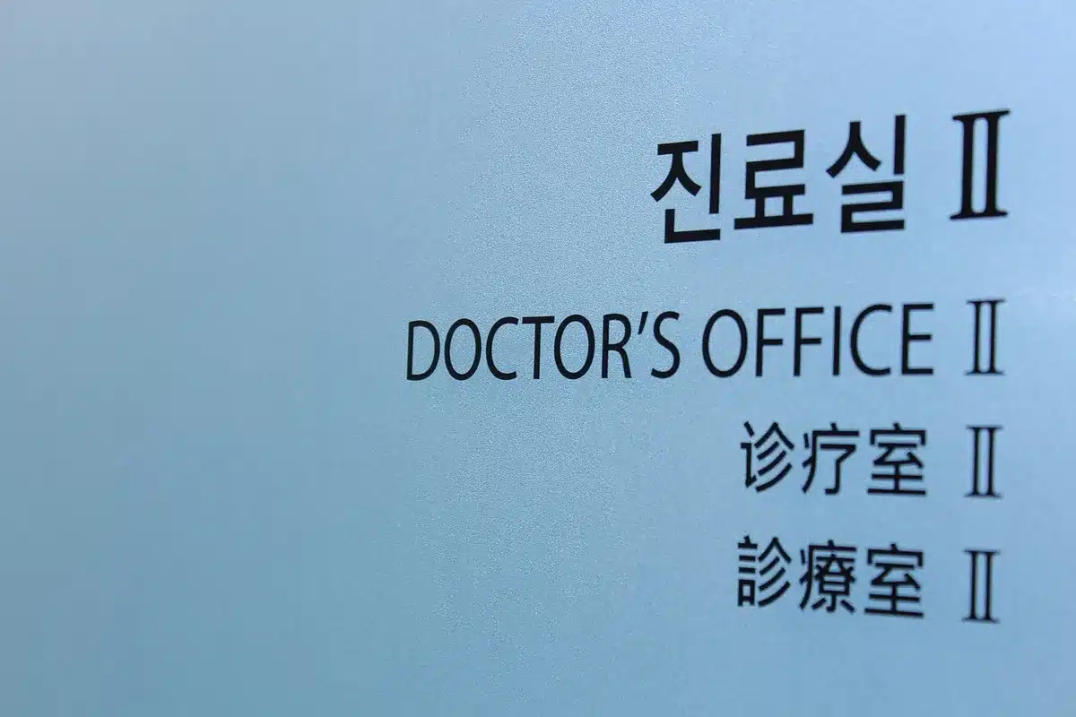 Documents médicaux et ordonnances sur un bureau de consultation