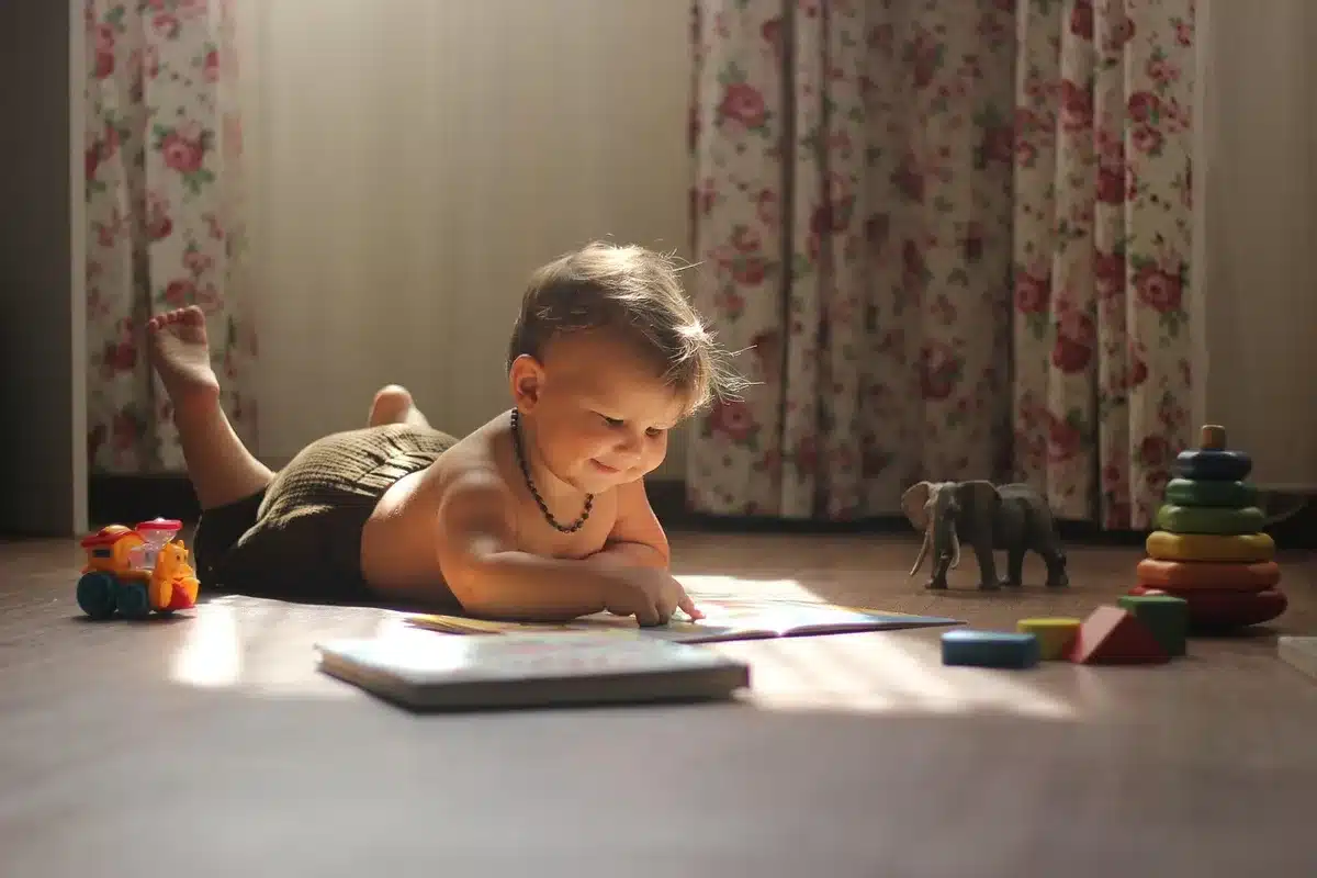 Enfant inventant un jeu avec un morceau de carton en plein jour