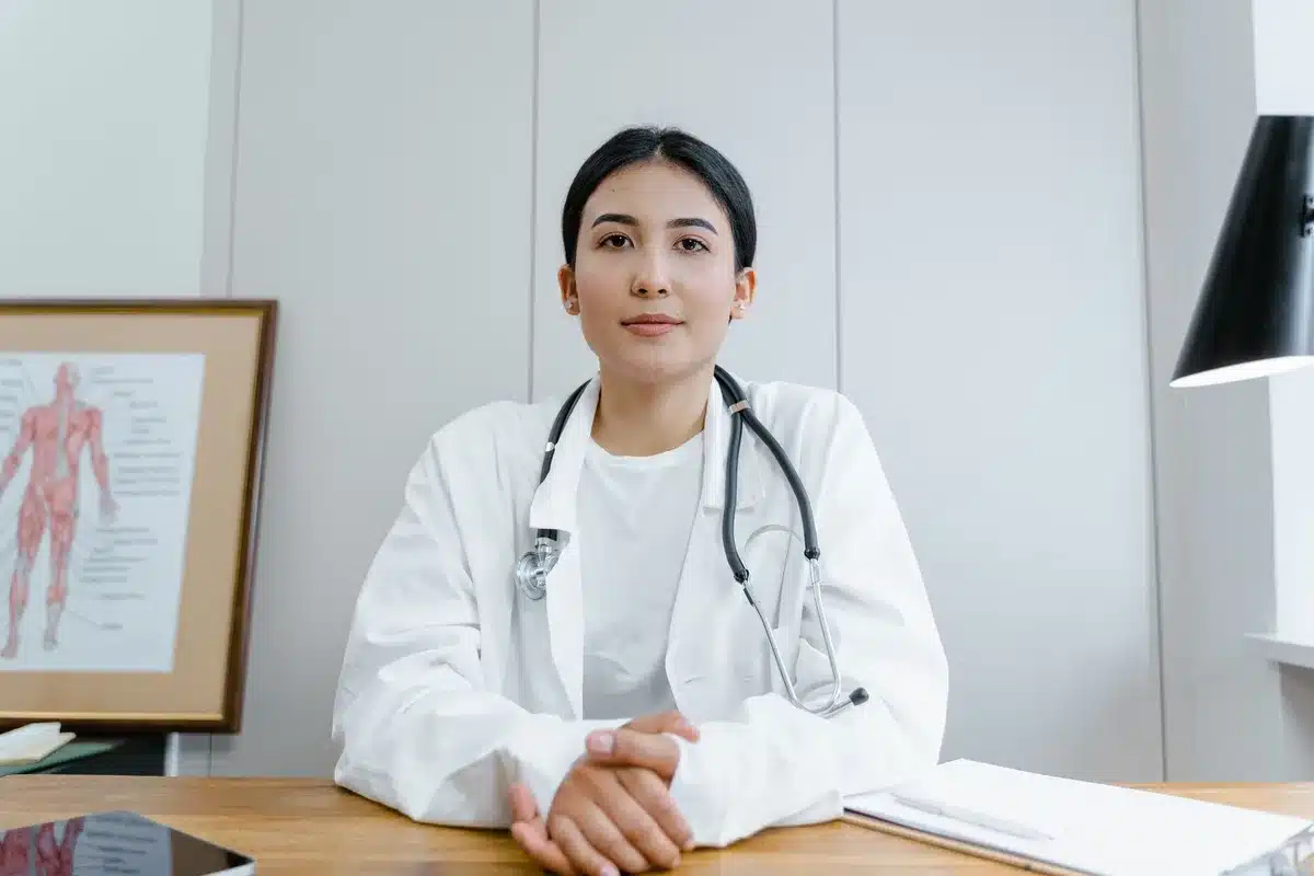 Consultation médicale avec dossier et médecin discutant des symptômes