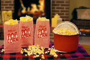 Famille regardant un film ensemble sur le canapé avec du pop-corn