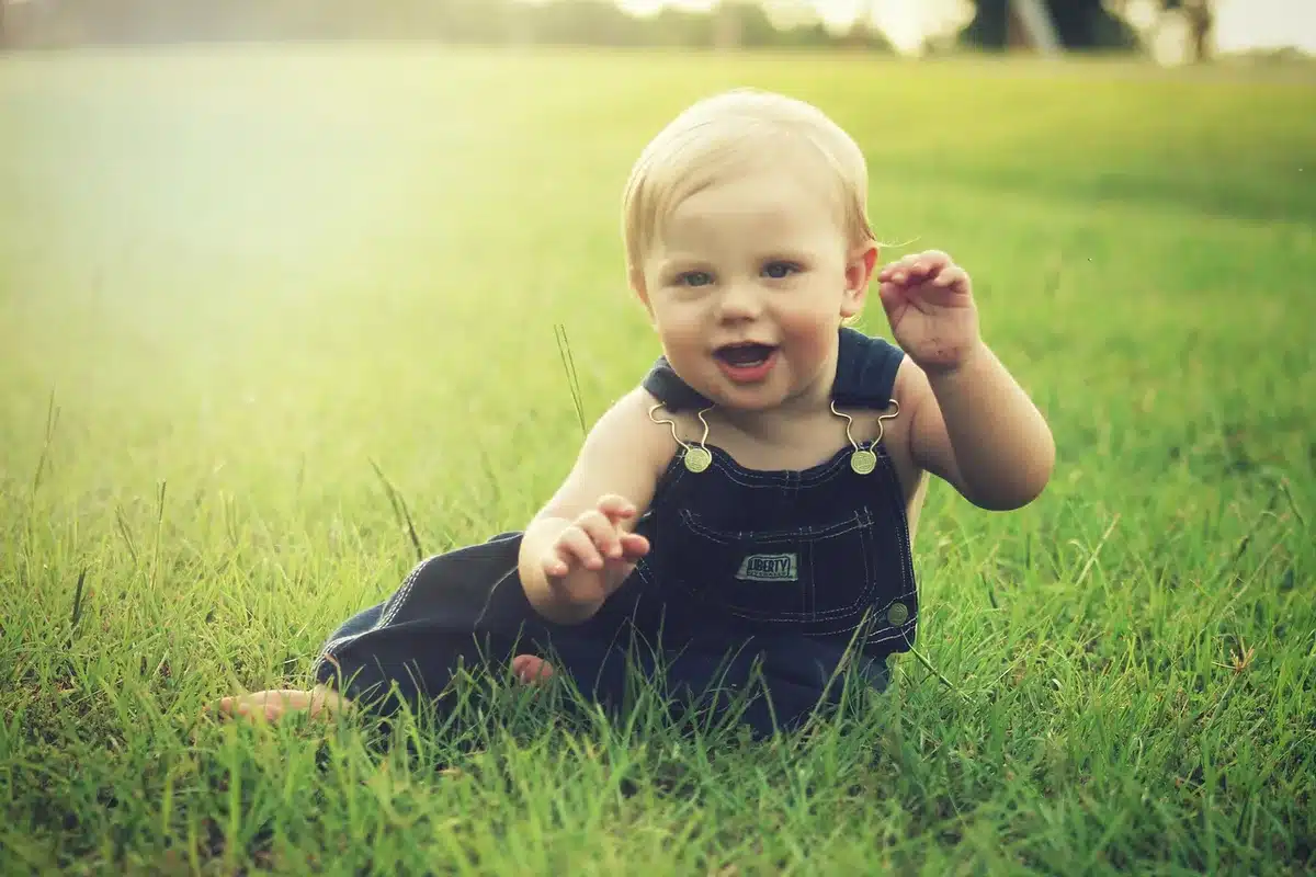 Bébé acceptant une petite cuillère de préparation froide à table