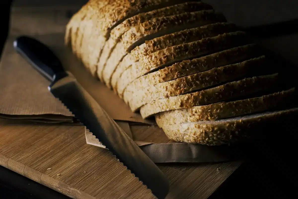 Gâteau à la banane tranché sur une planche en bois