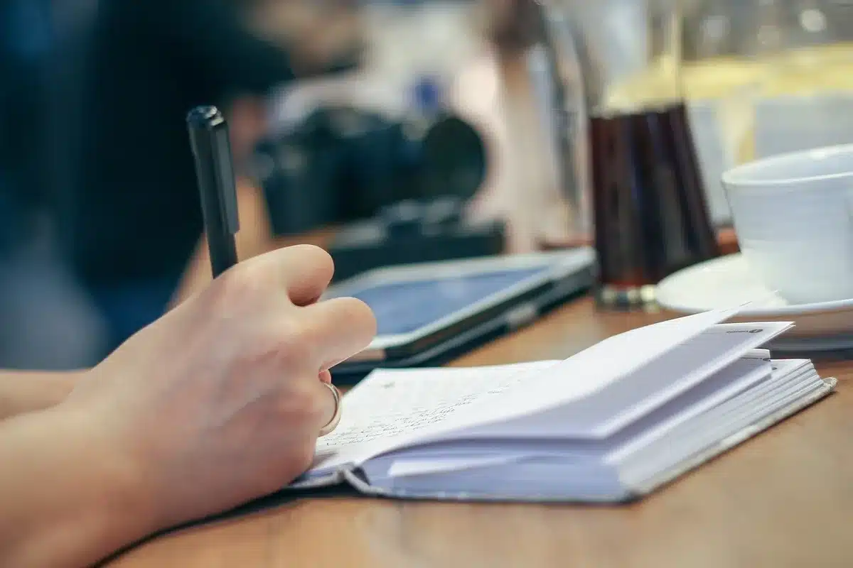 Poste de travail modulable avec écran et outils adaptés pour accessibilité