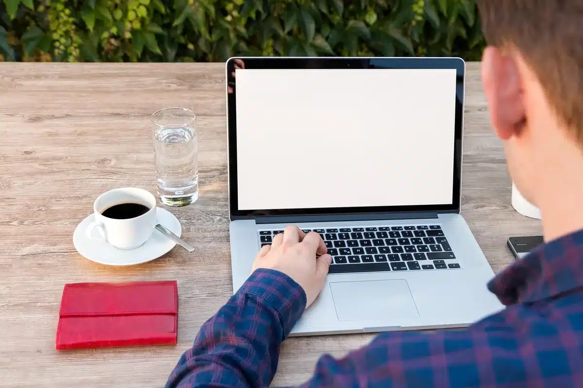 Professionnel effectuant un audit d'accessibilité dans un bureau