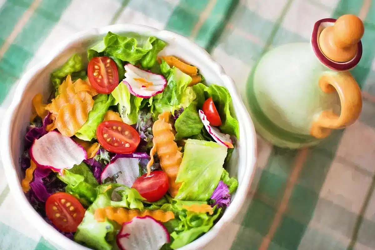 Salade garnie de vinaigrette à l'huile vierge