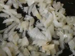 Versement d'huile dans une poêle chauffée sur une cuisinière