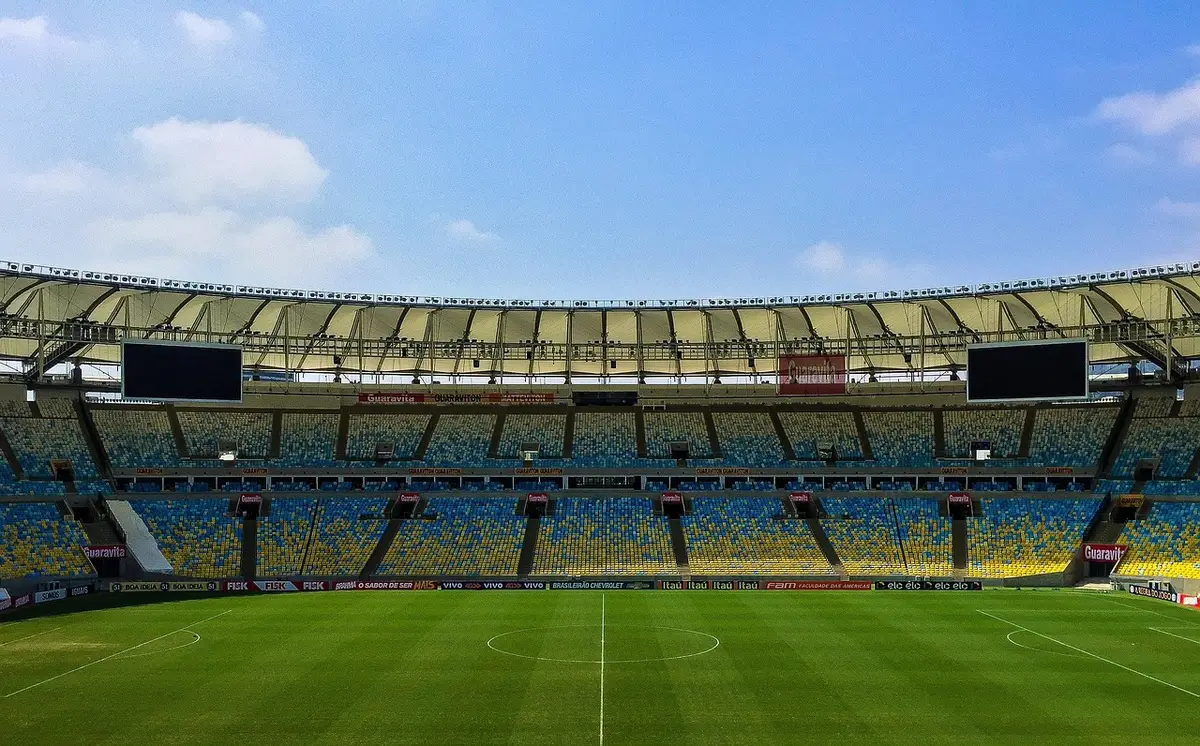 Supporters tristes dans un stade en plein jour