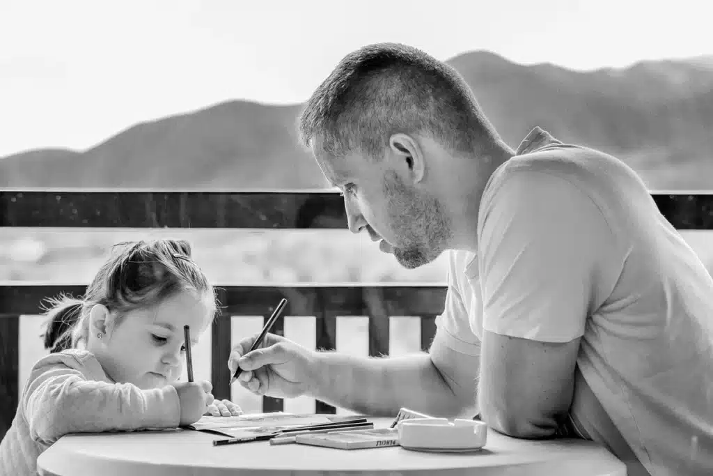 Un parent et un enfant en conversation, l'enfant exprimant son point de vue