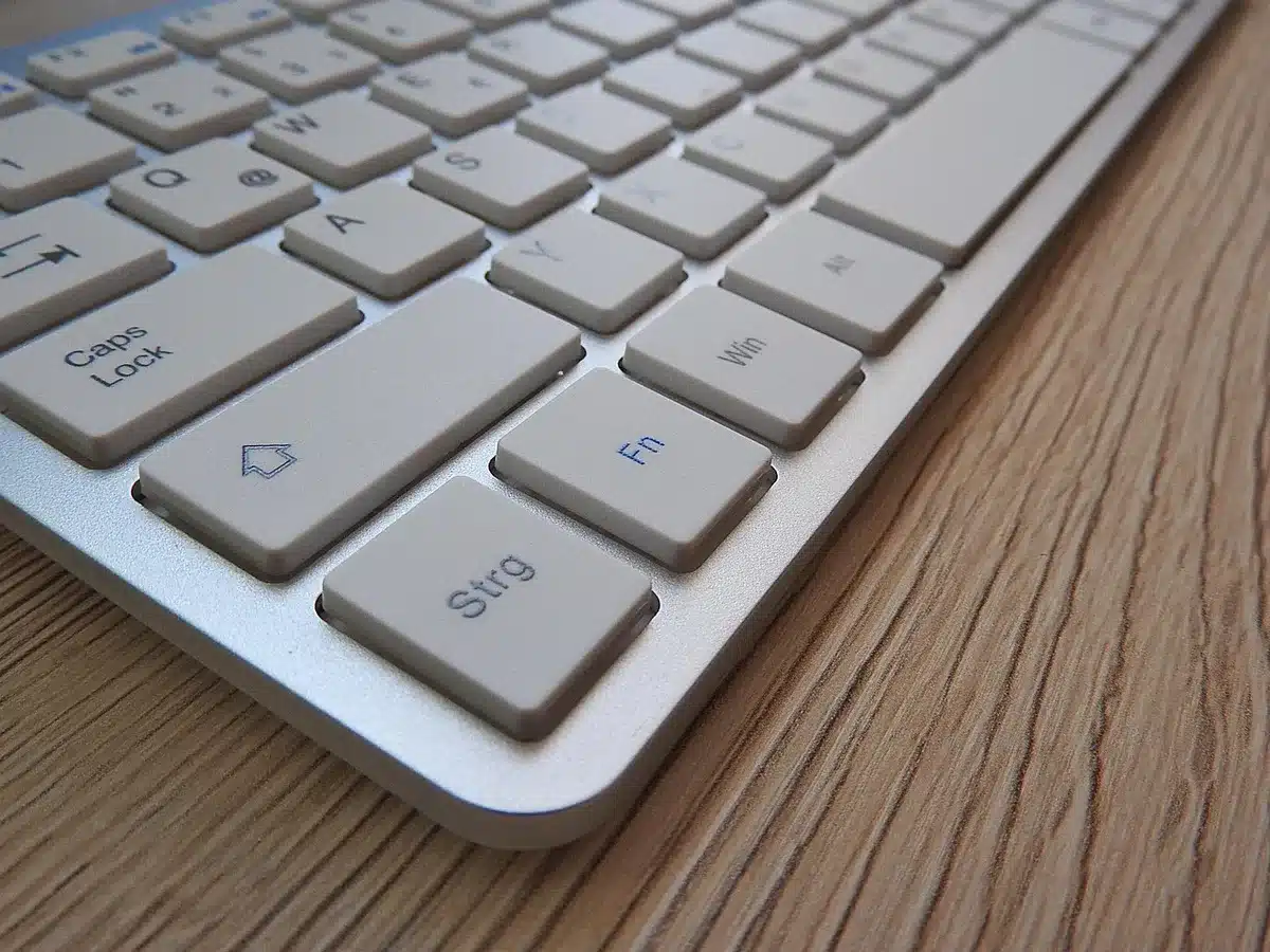 Poste de travail aménagé avec clavier adapté et chaise ergonomique