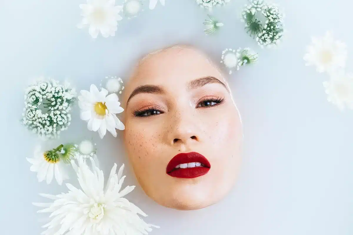 Application sécurisée d'un masque sur le visage en évitant le contour des yeux