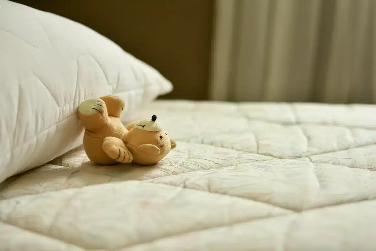 Coupe transversale montrant couches et densité d'un matelas à mémoire de forme