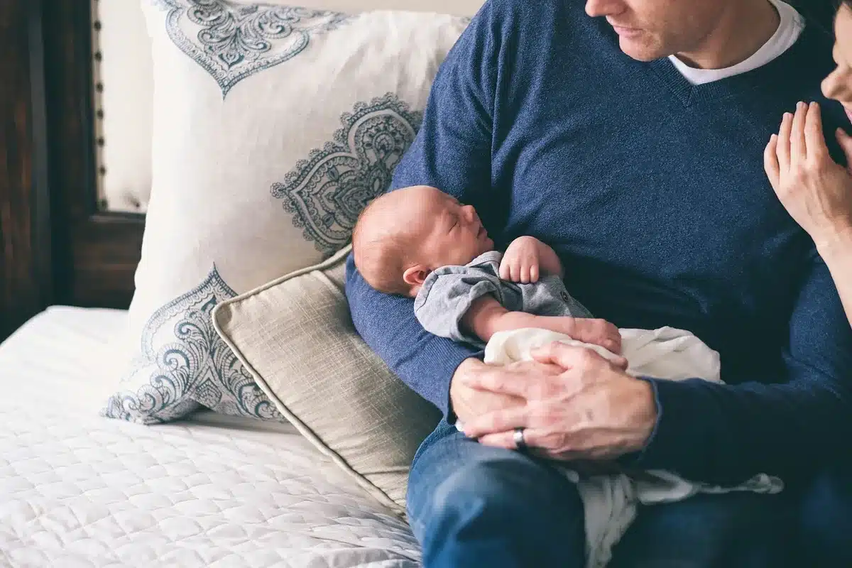 Un adulte et un enfant dans un moment d'affection et de proximité physique