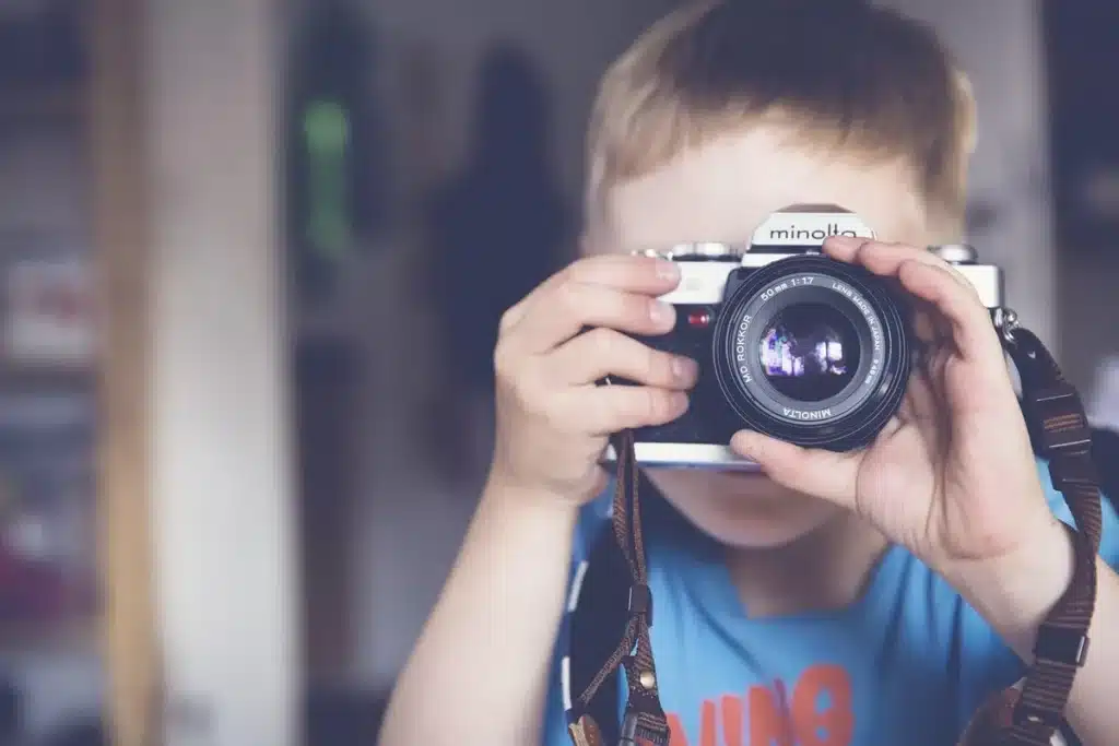 Un adulte et un enfant assis ensemble dans un moment de calme et de proximité