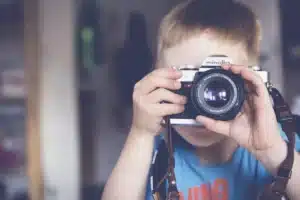 Un adulte et un enfant assis ensemble dans un moment de calme et de proximité