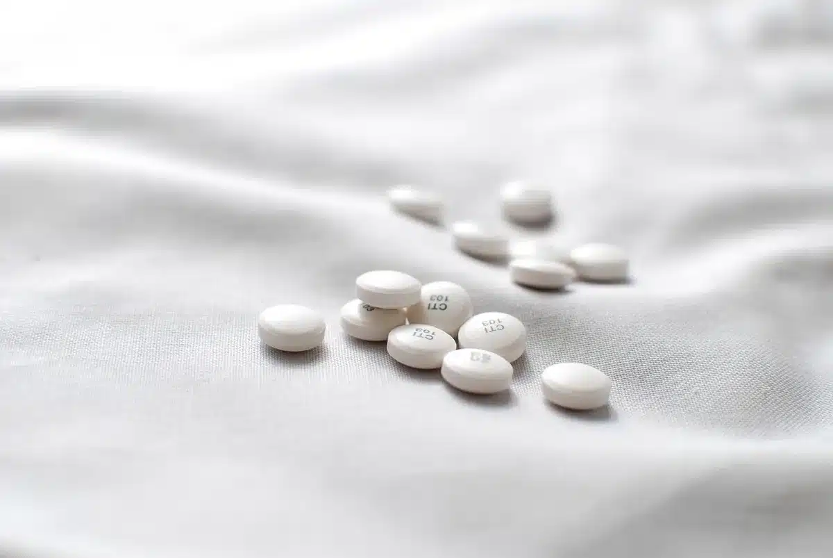Patient discutant avec un pharmacien au comptoir à propos d'un médicament