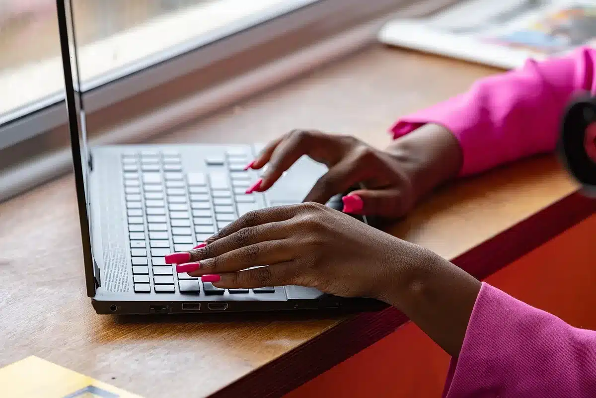 Bureau de cabinet avec un Mini PC discret derrière l'écran